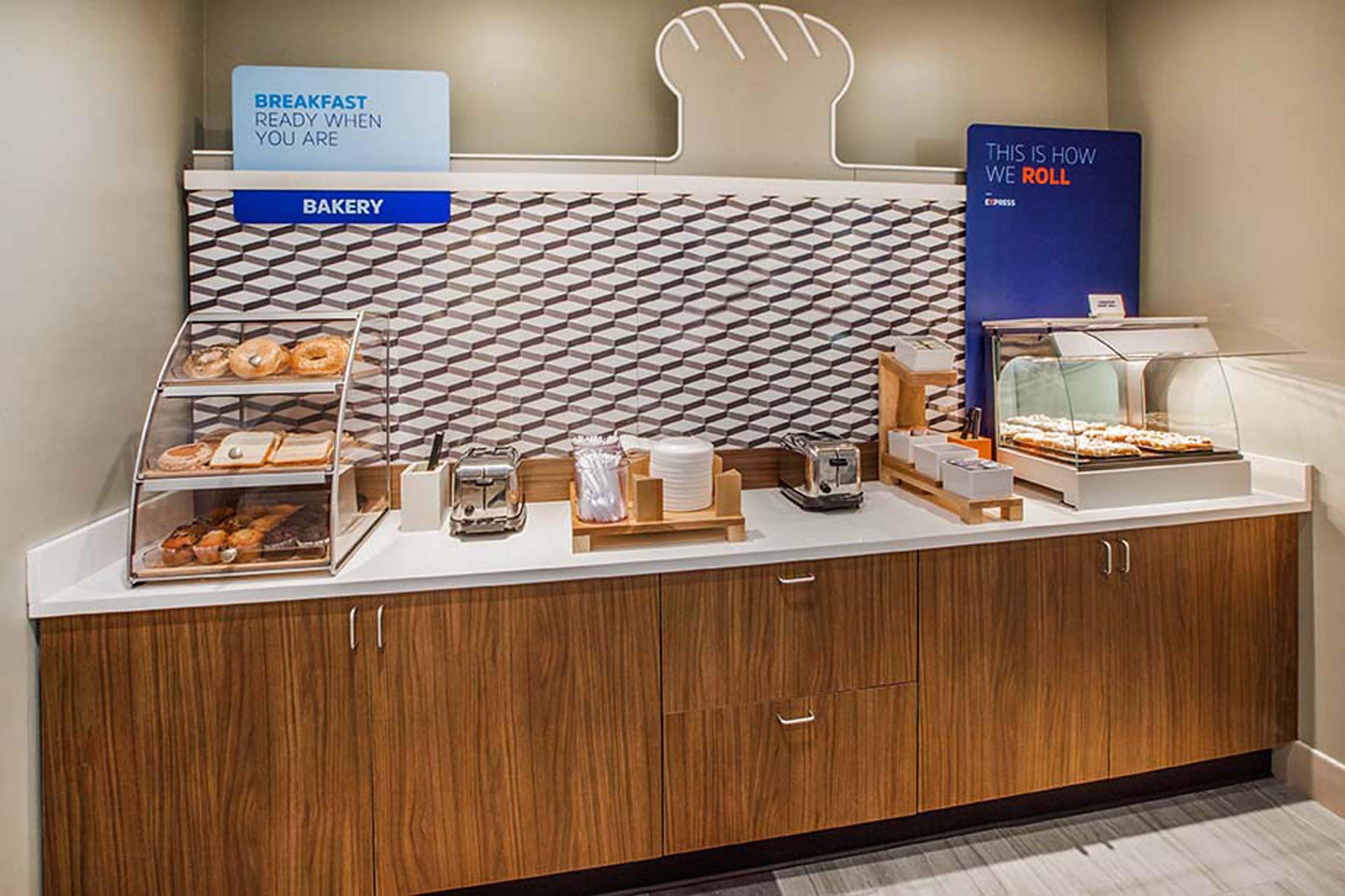 Holiday Inn Express Williamsburg By Ihg Exterior photo